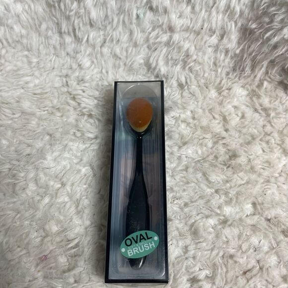 New in box Oval Blending & Contouring Brush - Picture 2 of 6